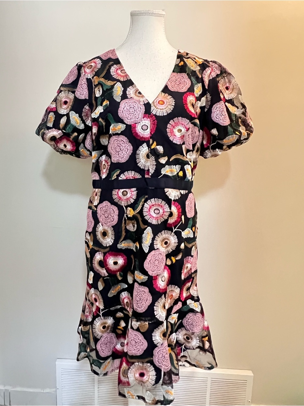 Sam  Edelman Black Floral Embroidered Puff Sleeve V-Neck Dress size 12